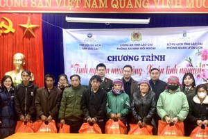 Hiệp hội Du lịch tỉnh Lào Cai phối hợp tặng quà hộ nghèo tại xã Y Tý