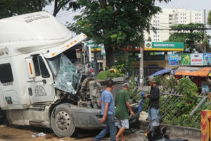 TP HCM: Container đâm xe tải làm 2 người bị thương, giao thông ùn ứ kéo dài