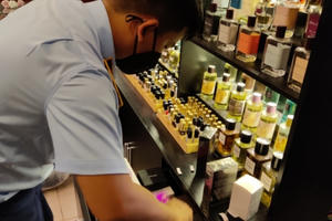 Đà Nẵng: Ngụy trang quán cafe bày bán nước hoa không rõ nguồn gốc