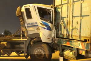Xe container tông nhau biến dạng trên cầu “tử thần” Xe container tông nhau biến dạng trên cầu “tử thần”