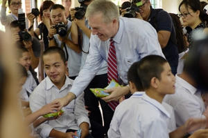 Đại sứ Mỹ làm bánh Trung thu cùng trẻ em nhiễm chất độc da cam