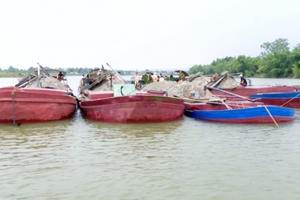 Công an Hà Tĩnh nổ súng trấn áp 5 sà lan hút cát trái phép