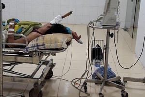 Thanh Hóa: Mâu thuẫn, nam thanh niên cầm dao đâm thủng đầu bạn