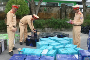 Hà Tĩnh: Bắt giữ xe tải vận chuyển số lượng lớn rượu ngoại không rõ nguồn gốc