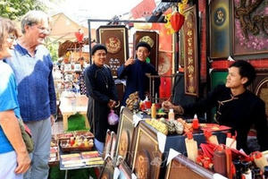 TP Hồ Chí Minh: Phố Ông đồ nhộn nhịp người đến xin chữ