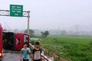 Tạm giữ hình sự đối với tài xế trong vụ lật xe khách trên cao tốc Pháp Vân - Cầu Giẽ