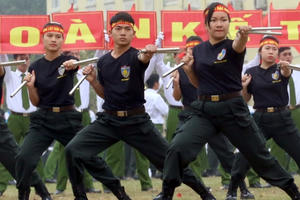 Nữ cảnh sát đặc nhiệm biểu diễn côn nhị khúc, đánh võ điêu luyện