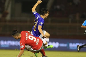 Pha vào bóng kinh hoàng của Hoàng Thịnh với Hùng Dũng bị xử phạt như thế nào? Pha vào bóng kinh hoàng của Hoàng Thịnh với Hùng Dũng bị xử phạt như thế nào?