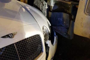 Hà Nội: Siêu xe Bentley bị "toác đầu" sau khi va chạm với bị xe bồn