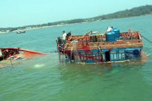 Cứu thành công 7/8 ngư dân gặp nạn trên biển do bão Cứu thành công 7/8 ngư dân gặp nạn trên biển do bão