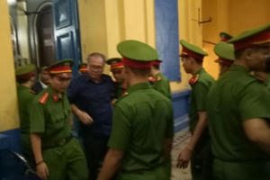 Bị cáo Phạm Công Danh bất ngờ yếu đi, phải nhờ đến bác sĩ