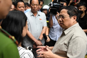 Thủ tướng thị sát hiện trường vụ cháy đặc biệt nghiêm trọng tại chung cư mini ở Hà Nội