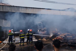 Kịp thời ngăn đám cháy lan vào cây xăng