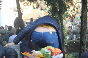 Du khách "vượt tường" trong ngày khai hội Chùa Hương