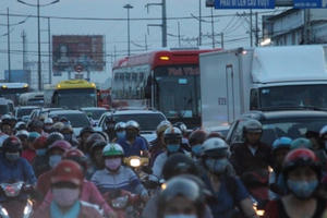 Dòng người nối đuôi nhau tiến về Sài Gòn sau lễ