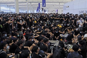 Hình ảnh quốc tế ấn tượng: Biểu tình tại sân bay quốc tế Hong Kong khiến hơn 300 chuyến bay bị hủy