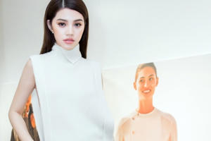 Jolie Nguyễn khoe đường cong táo bạo trong thiết kế xẻ dọc