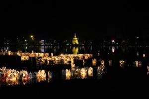 Hà Nam: Hồ Chùa Bầu rực sắc hoa đăng trong lễ Vu Lan