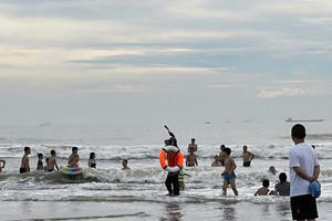 Hơn 20 người suýt bị sóng cuốn khi tắm biển Cửa Lò