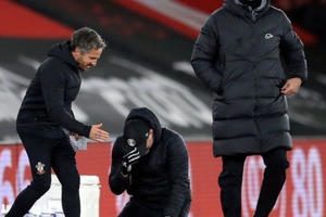 [Clip]: Giành trọn 3 điểm trước Liverpool, HLV Southampton quỳ khóc nức nở