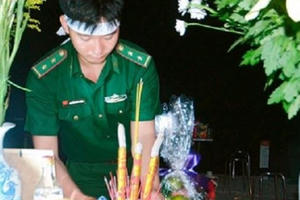 Lặng người trước hình ảnh chiến sĩ trẻ lập ban thờ viếng cha ngay chốt phòng chống dịch bệnh