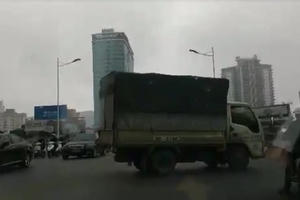 Hà Nội: Bức xúc xe tải ngang nhiên quay đầu trên cầu vượt Nguyễn Chí Thanh