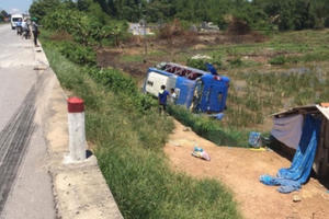 Thừa Thiên Huế: Xe khách lao xuống ruộng, nhiều hành khách đập kính bò ra ngoài