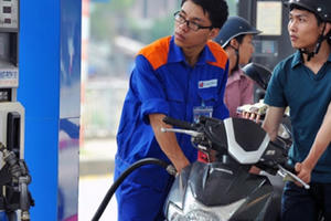 Giá xăng tăng mạnh hơn 800 đồng/lít từ chiều nay