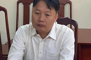 Liên quan đến vụ gần 1.300 container hàng nhập lậu, một cán bộ Cục Hải quan TPHCM bị bắt giữ