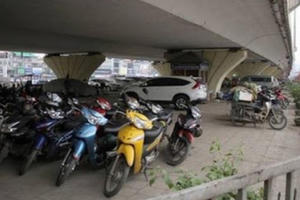 Hà Nội lại được trông xe dưới gầm cầu