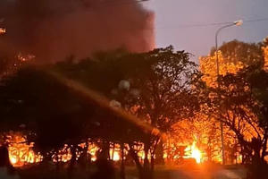 Kịp thời dập tắt đám cháy tại khuôn viên Đại học Hồng Đức