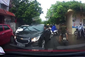 [Clip]: Nữ tài xế ô tô lấn làn, ép người khác nhường đường giữa lúc ùn tắc