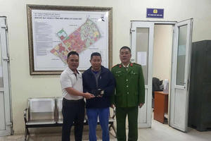 Phóng viên Báo Pháp luật Việt Nam nhặt được ví trả lại cho người đánh mất