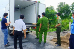 Tài xế xe tải biển số Tiền Giang không đi đúng tuyến luồng xanh, vượt chốt kiểm soát