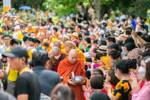 Gần 300 Chư tôn Hòa thượng, Thượng tọa và Tăng Ni nước ngoài dự lễ Phật đản tại Chùa Ba Vàng