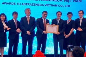 Thứ trưởng Bộ Y tế chứng kiến lễ kí kết đầu tiên về phân phối thuốc theo mô hình mới