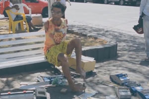 Người đàn ông bị cụt 2 tay vẫn tự làm và bán ô tô đồ chơi