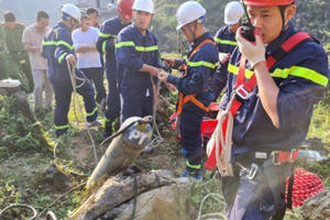 Video: Hồi hộp cứu thành công nạn nhân rơi xuống hố sâu hơn 50m sau cú lùi xe