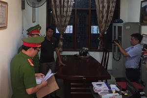 Công an khám xét nơi làm việc, nhà ở của quyền Trưởng phòng Ban dân tộc Nghệ An