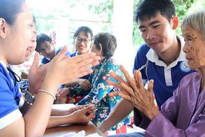 Xúc động sinh viên trường Y chăm sóc sức khỏe cho người cao tuổi