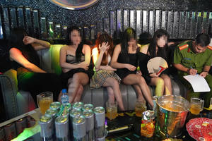 Phát hiện quán karaoke hoạt động quá giờ, "bao nuôi" 38 nhân viên nữ phục vụ khách