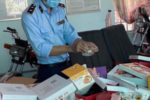 Hàng nghìn chiếc bánh không rõ nguồn gốc bị tiêu hủy trước thềm tết Trung Thu