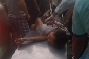 Hà Nội: Ra can ngăn hàng xóm xô xát với con trai, người cha bị đâm tử vong