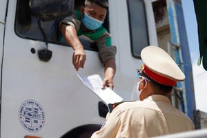 Đau đầu xin lại giấy đi đường ở Hà Nội, có doanh nghiệp 'bỏ cuộc chơi'