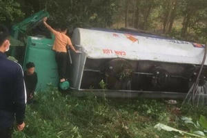 Mất lái, xe bồn chở xăng lật nghiêng trên quốc lộ 18 khiến xăng chảy tràn ra đường