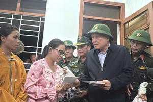 Phó Thủ tướng Nguyễn Hòa Bình tới rốn lũ Đắk Lắk, chỉ đạo cứu hộ khẩn cấp