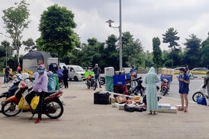 Nguy cơ lây lan dịch cao khi shipper tụ tập giao hàng