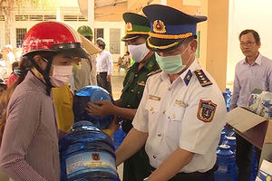 Bộ Tư lệnh Vùng Cảnh sát biển 3 tặng nước uống tinh khiết cho người dân Bến Tre