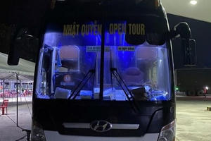 Xe khách chở 25 người từ vùng dịch 2 lần “thông chốt” bất thành đành phải quay đầu