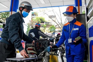 Giá xăng tăng 720 – 870 đồng mỗi lít